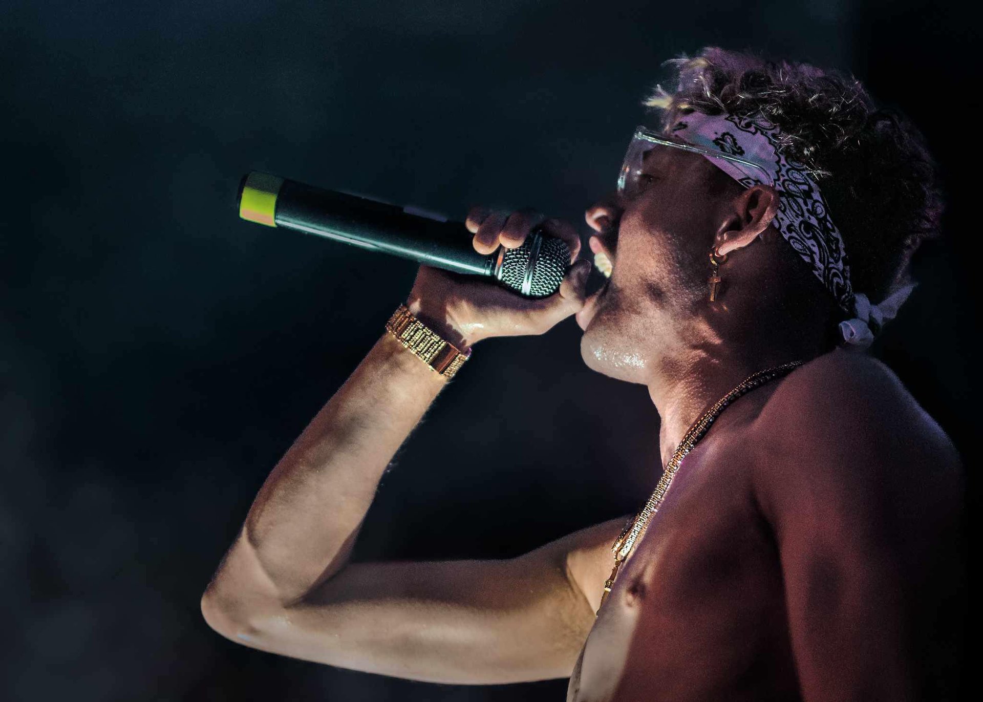 black and white bed linen